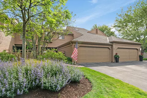 2360 Oak Hill Rd, Lake Barrington, IL 60010
