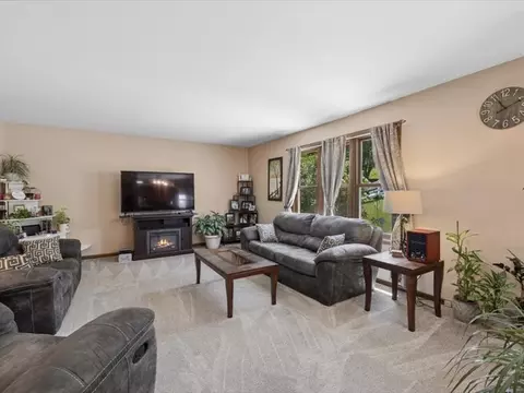 Living - 3517 Turnberry Dr, Mchenry, IL 60050 photo 2 of 4