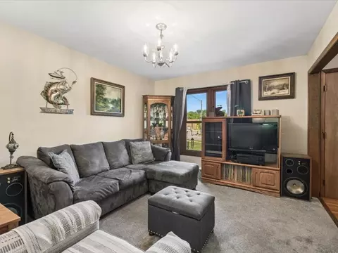 Living - 3517 Turnberry Dr, Mchenry, IL 60050 photo 3 of 4