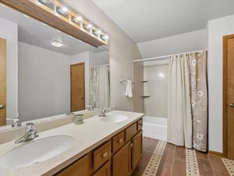 Bath - 3517 Turnberry Dr, Mchenry, IL 60050 photo 2 of 3