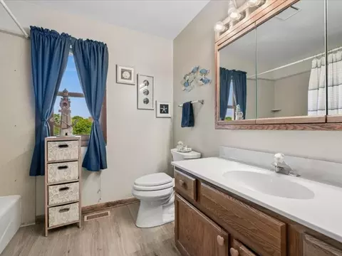 Bath - 3517 Turnberry Dr, Mchenry, IL 60050 photo 3 of 3