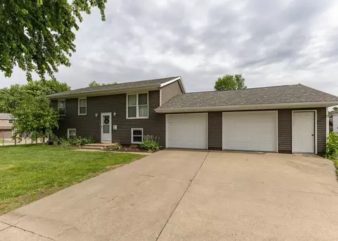 1712 Middle Rd, Camanche, IA 52730