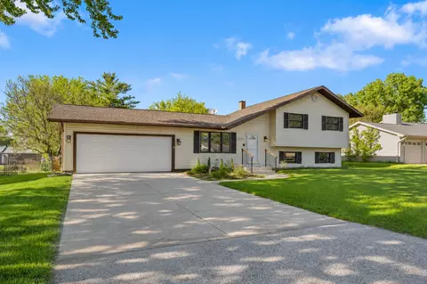 2408 W Fairview Ln, Mchenry, IL 60051