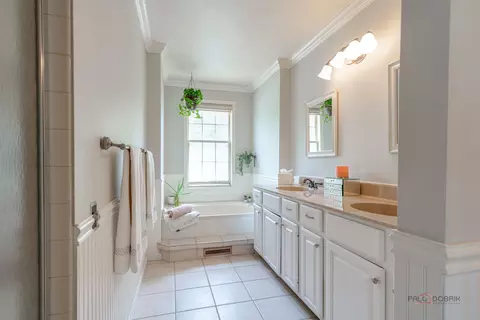 Bath - 4692 N Sapphire Dr, Hoffman Estates, IL 60192 photo 2 of 3