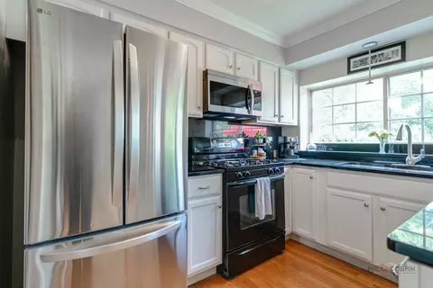 Kitchen - 4692 N Sapphire Dr, Hoffman Estates, IL 60192 photo 1 of 4