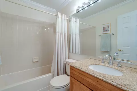 Bath - 4692 N Sapphire Dr, Hoffman Estates, IL 60192 photo 3 of 3