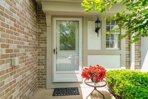 Exterior - 4692 N Sapphire Dr, Hoffman Estates, IL 60192 photo 2 of 5