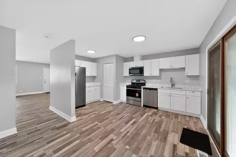 Kitchen - 21 Willow Rd, Matteson, IL 60443 photo 2 of 4
