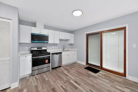 Kitchen - 21 Willow Rd, Matteson, IL 60443 photo 3 of 4