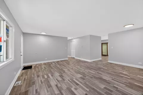 Living - 21 Willow Rd, Matteson, IL 60443 photo 5 of 7