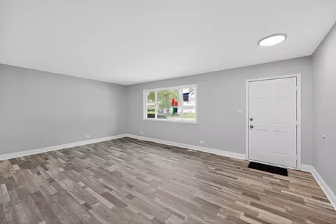 Living - 21 Willow Rd, Matteson, IL 60443 photo 1 of 7