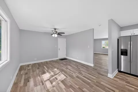 Living - 21 Willow Rd, Matteson, IL 60443 photo 4 of 7