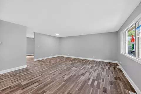 Living - 21 Willow Rd, Matteson, IL 60443 photo 2 of 7