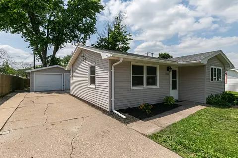 Exterior - 2306 9th St, Silvis, IL 61282 photo 2 of 6