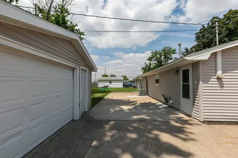 Exterior - 2306 9th St, Silvis, IL 61282 photo 3 of 6