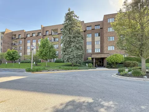 453 Raintree Dr #1N, Glen Ellyn, IL 60137