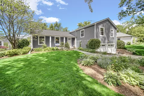 27 W160 Oakwood St, Winfield, IL 60190