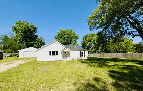 715 8th St, Colona, IL 61241