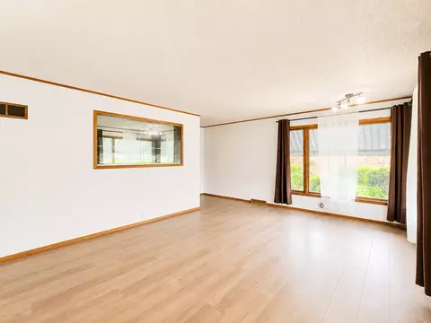 Living - 1112 1st Ave, Ottawa, IL 61350 photo 3 of 4
