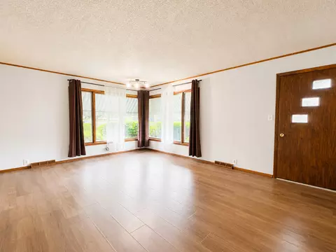Living - 1112 1st Ave, Ottawa, IL 61350 photo 2 of 4