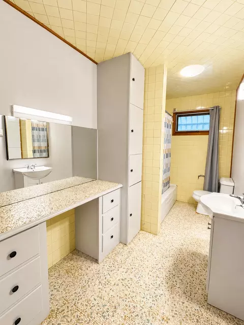 Bath - 1112 1st Ave, Ottawa, IL 61350 photo 1 of 2