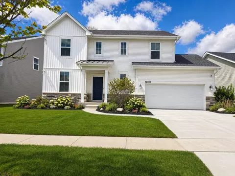 32000 Savannah Dr, Lakemoor, IL 60051