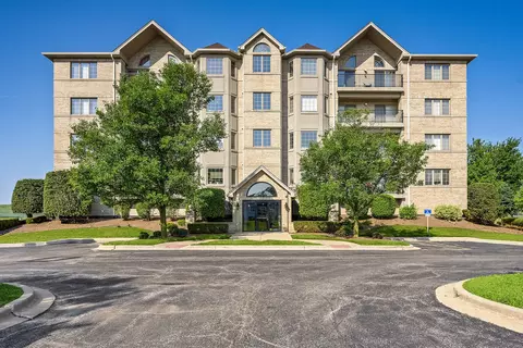 8505 Woodward Ave #102, Woodridge, IL 60517