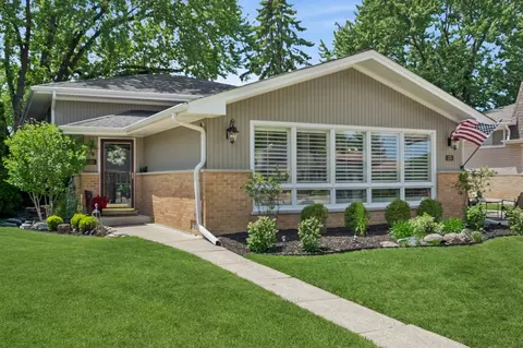 576 Bedford Ln, Des Plaines, IL 60016