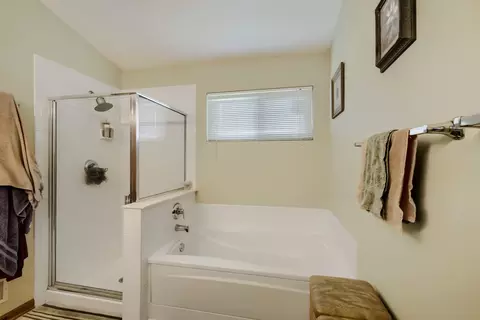 Bath - 3137 Bennett Pl, Aurora, IL 60502 photo 2 of 7