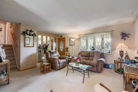 Living - 3206 Wren Ln, Rolling Meadows, IL 60008 photo 2 of 3
