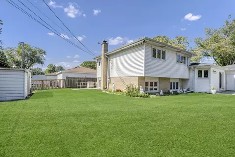 Exterior - 615 Cordial Dr, Des Plaines, IL 60018 photo 4 of 6