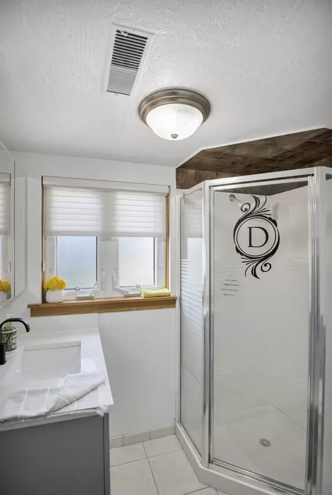 Bath - 615 Cordial Dr, Des Plaines, IL 60018 photo 1 of 3