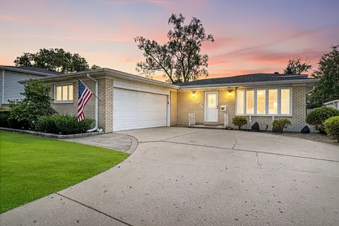 Exterior - 615 Cordial Dr, Des Plaines, IL 60018 photo 1 of 6
