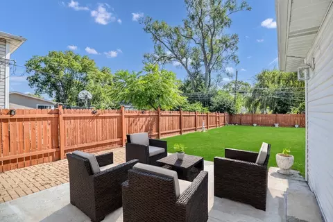 Exterior - 615 Cordial Dr, Des Plaines, IL 60018 photo 2 of 6