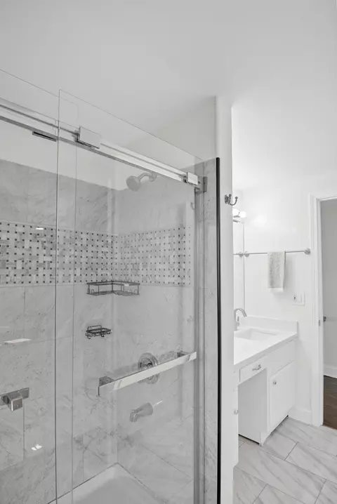 Bath - 615 Cordial Dr, Des Plaines, IL 60018 photo 2 of 3