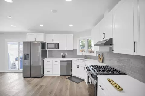 Kitchen - 615 Cordial Dr, Des Plaines, IL 60018 photo 2 of 2
