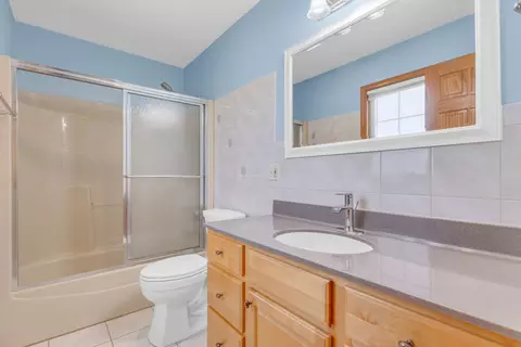 Bath - 1609 Percy Ln, Itasca, IL 60143 photo 2 of 7