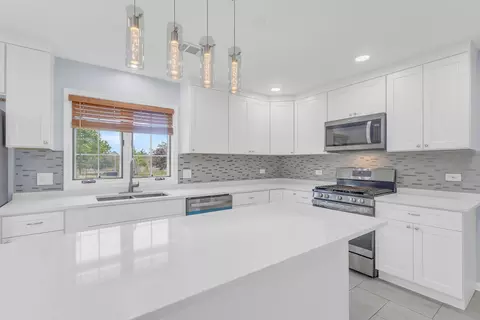 Kitchen - 1609 Percy Ln, Itasca, IL 60143 photo 2 of 3