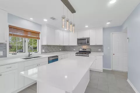 Kitchen - 1609 Percy Ln, Itasca, IL 60143 photo 1 of 3
