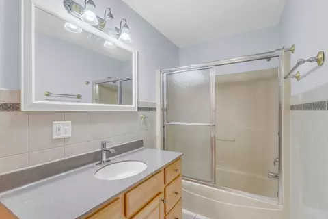 Bath - 1609 Percy Ln, Itasca, IL 60143 photo 6 of 7