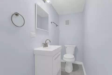 Bath - 1609 Percy Ln, Itasca, IL 60143 photo 1 of 7