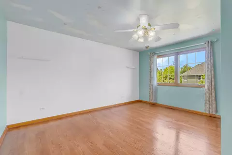 Bedroom - 1609 Percy Ln, Itasca, IL 60143 photo 3 of 6