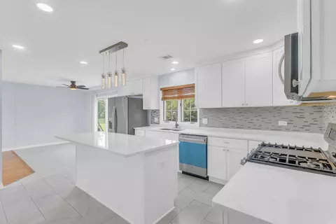 Kitchen - 1609 Percy Ln, Itasca, IL 60143 photo 3 of 3