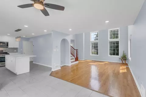 Living - 1609 Percy Ln, Itasca, IL 60143 photo 2 of 5