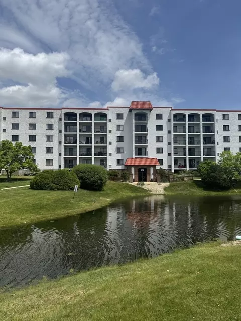 375 Plum Creek Dr #402, Wheeling, IL 60090