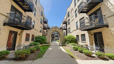 4442 N Damen Ave #3E, Chicago, IL 60625
