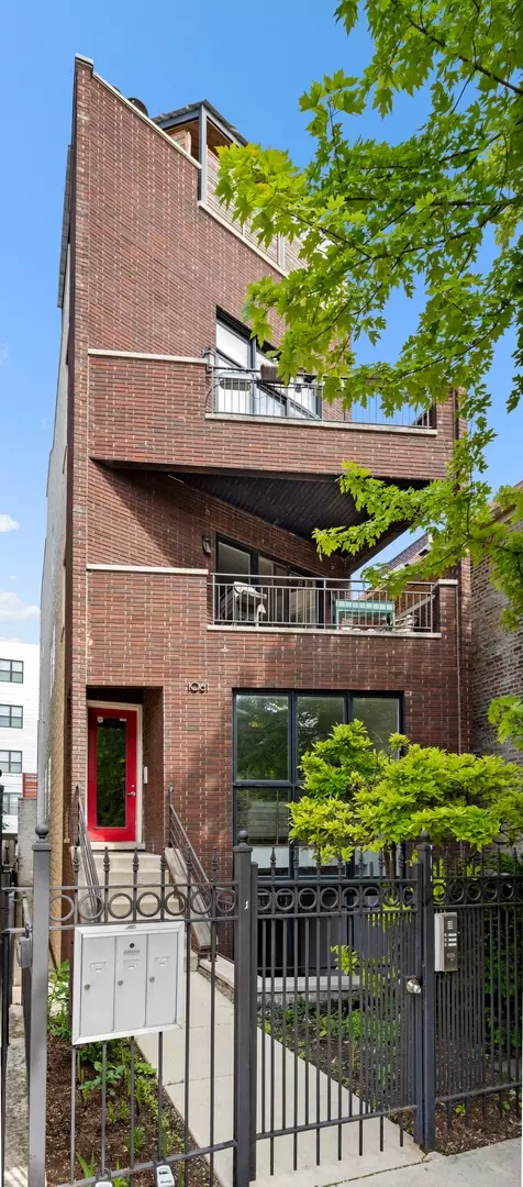 1061 N Marshfield Ave #1, Chicago, IL 60622