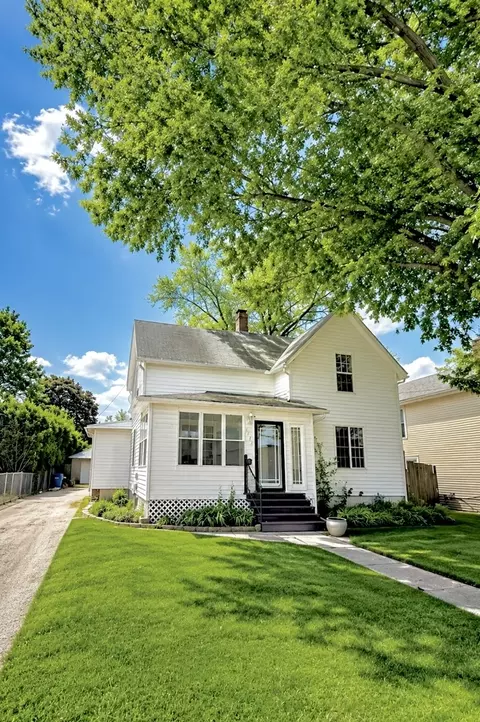 1132 E Locust St, Dekalb, IL 60115