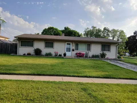 18468 W Meadow Ln, Gurnee, IL 60031