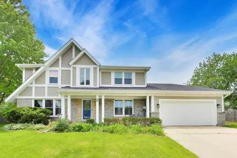 8 Hampton Ct, Mundelein, IL 60060